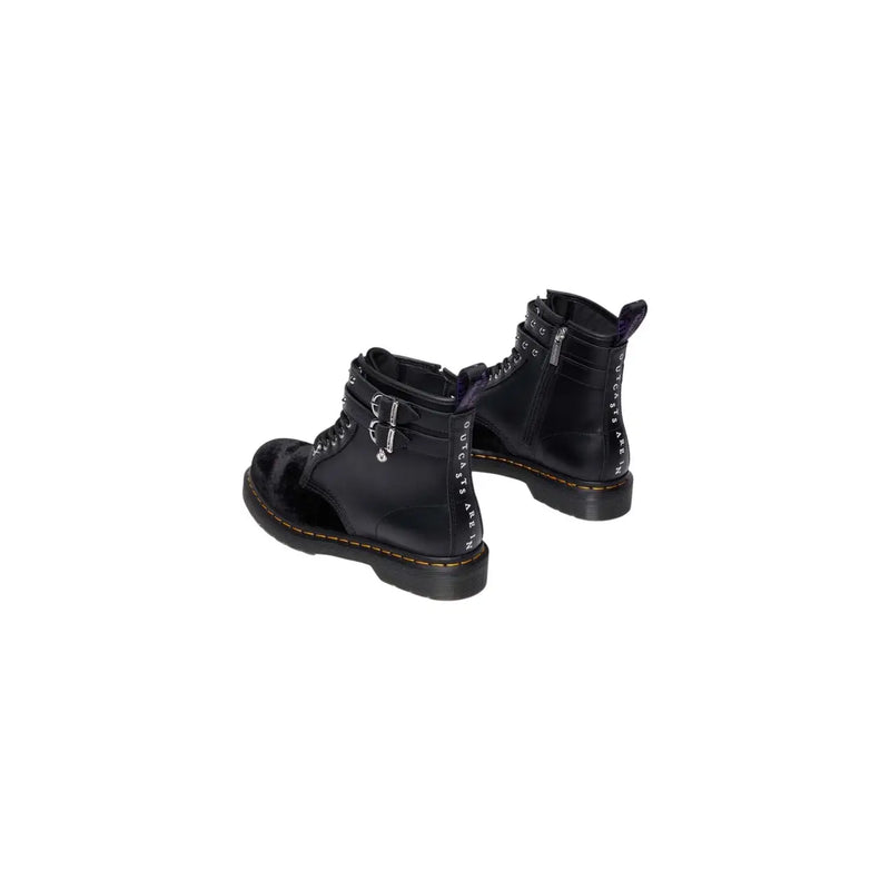 Schwarze Dr. Martens Damenstiefel aus Lackleder mit Samtreißverschluss, der die Rückseite des Schuhwerks zeigt.