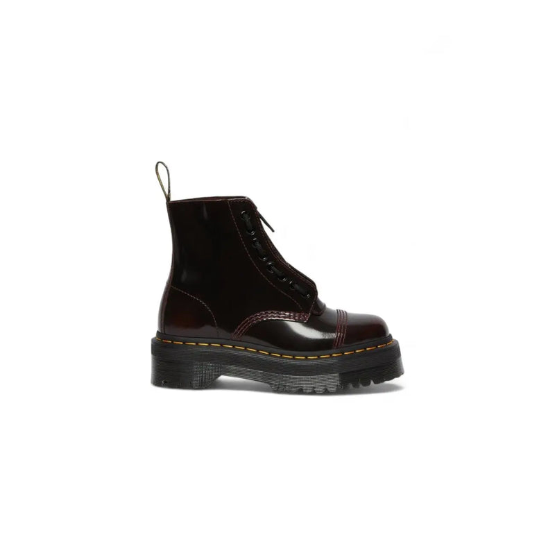 Dunkelrote Dr. Martens Damen-Plateau-Stiefel aus Lackleder, von hinten gesehen