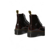 Dunkelburgunderrote Dr. Martens Damen-Plateau-Stiefel aus Lackleder, Ansicht von hinten