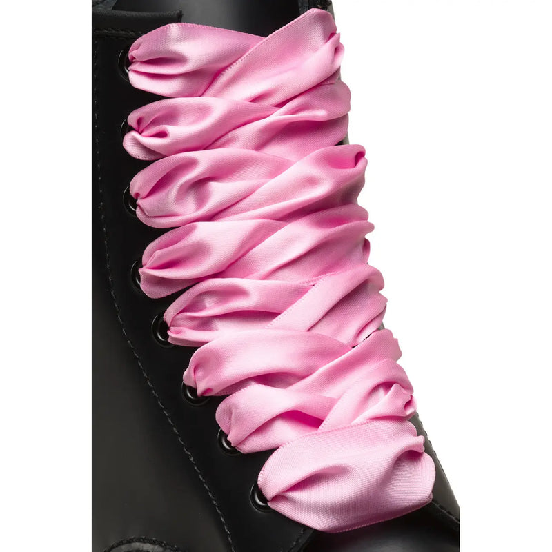 Dr. Martens Damen-Stoffschuhe, rosa, mit schwarzen Ösen, durch die rosa Satinschnürsenkel auf der Vorderseite gezogen sind