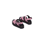 Dr. Martens Damen-Sandalen Voss II aus rosafarbenem Leder mit schwarzen Gummisohlen und gelben Ziernähten, die von der Rückseite sichtbar sind
