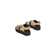 Dr. Martens Damen-Sandalen aus hellbraunem Leder mit Schnalle, schwarzen Gummisohlen und verstellbaren Riemen, von der Rückseite gesehen