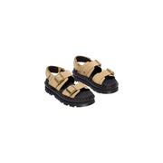 Dr. Martens Damen-Sandalen aus hellbraunem Leder mit Schnalle, schwarzen Gummisohlen und Messingschnallen, von der Rückseite gesehen