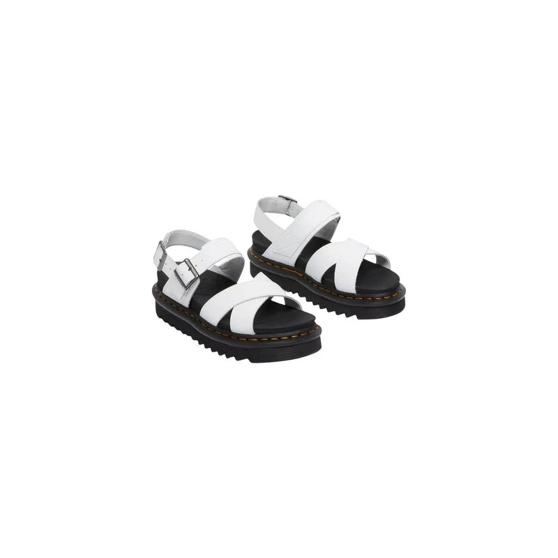Weiße Dr. Martens Voss II Sandalen für Damen aus Leder mit schwarzen Gummisohlen und silbernen Schnallen.