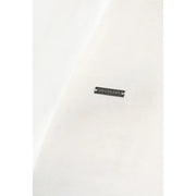 Ein elegantes schwarzes dsquared2-Markenetikett mit silberner Schrift auf einer weißen Viskosebluse von dsquared2 für Damen.