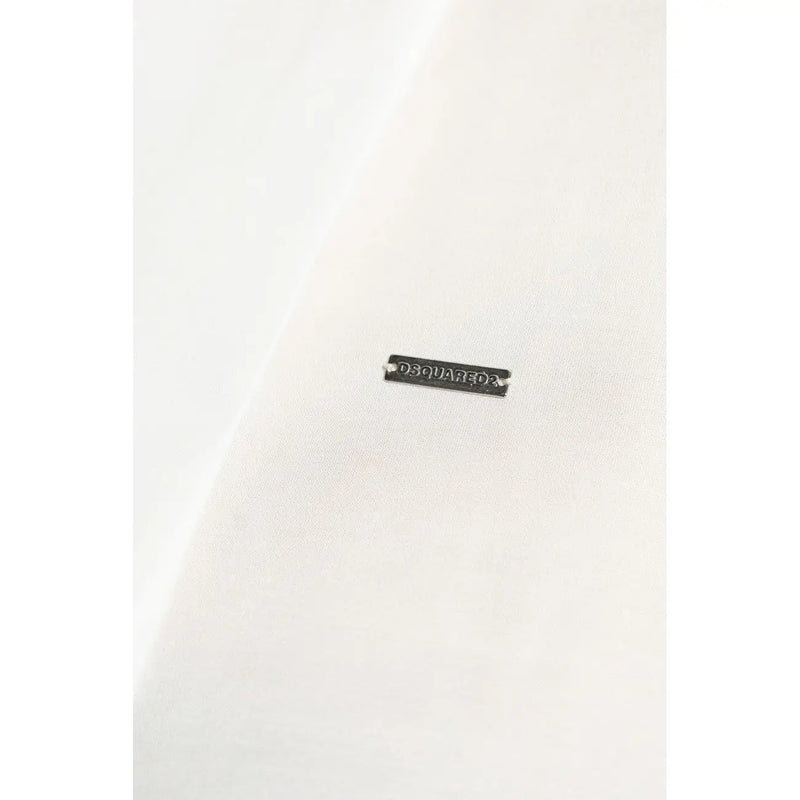Ein elegantes schwarzes dsquared2-Markenetikett mit silberner Schrift auf einer weißen Viskosebluse von dsquared2 für Damen.