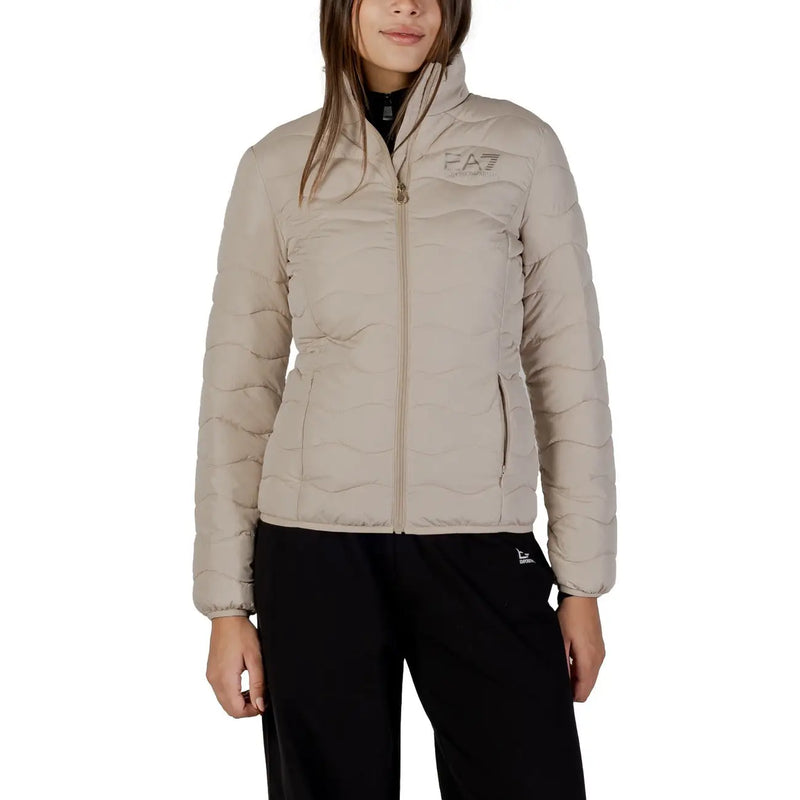 Ea7 Beigefarbene, lange Steppjacke mit Rollkragen für Damen mit Steppmuster, Reißverschlusstaschen und dezentem Logo auf der Brust.