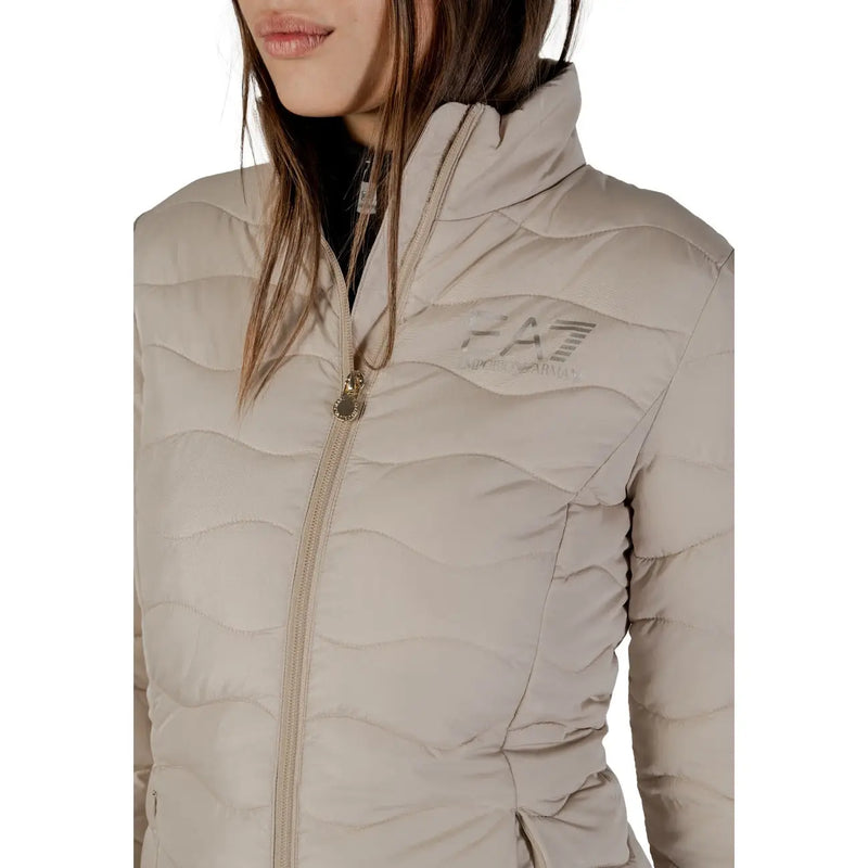 Ea7 Beige gesteppte Damen-Daunenjacke mit hohem Kragen, dezentem Logo und Reißverschlusstaschen für Wärme und Stil