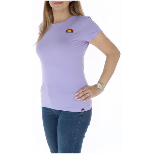 Lavendelfarbenes Ellesse Damen-T-Shirt aus Baumwolle mit kurzen Ärmeln und Rundhalsausschnitt, farbenfrohem Sonnenlogo und kleinem Markenetikett am Saum.