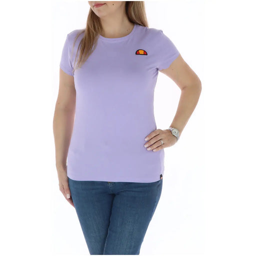 Lavendelfarbenes Ellesse Damen-T-Shirt aus Baumwolle mit Rundhalsausschnitt, kurzen Ärmeln und kleinem, gesticktem Logo auf der Brust.