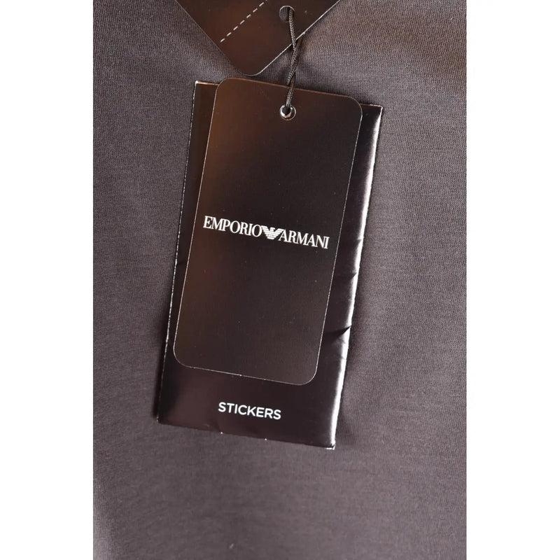 Schwarzes Emporio Armani-Etikett für Aufkleber auf der Rückseite eines grauen Emporio Armani Herren-Baumwoll-T-Shirts