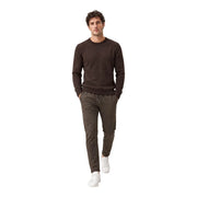 Ein dunkelbrauner, langärmeliger, weicher Strickpullover, kombiniert mit gianni lupo Herren braune Baumwoll-Stretchhose