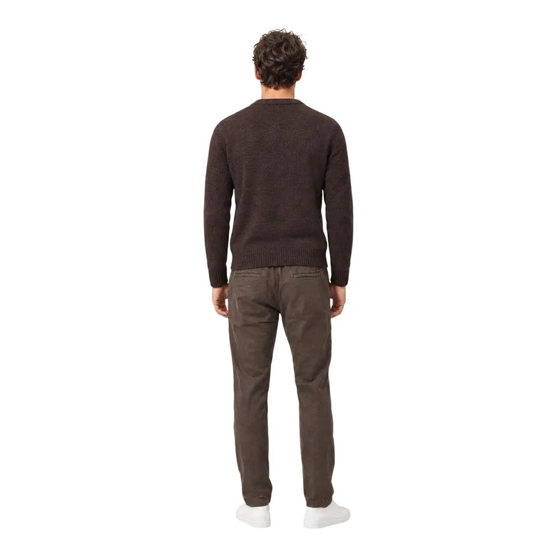 Ein dunkelbrauner, langärmeliger Strickpullover mit geripptem Rundhalsausschnitt und Bündchen, kombiniert mit gianni lupo Herren braune Baumwoll-Stretchhose