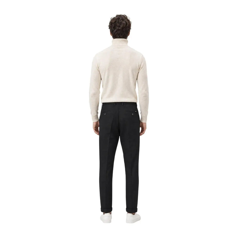 Ein Mann, der gianni lupo Schwarze Herren-Freizeithose aus Polyester, kombiniert mit einem cremefarbenen Rollkragenpullover