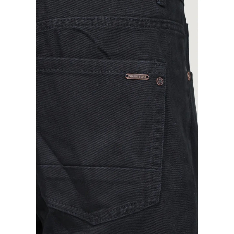 Rückseite Gianni Lupo Schwarze Herren-Jeans aus Baumwoll-Denim mit dezenter Struktur und metallischem Markenlogo an der Tasche
