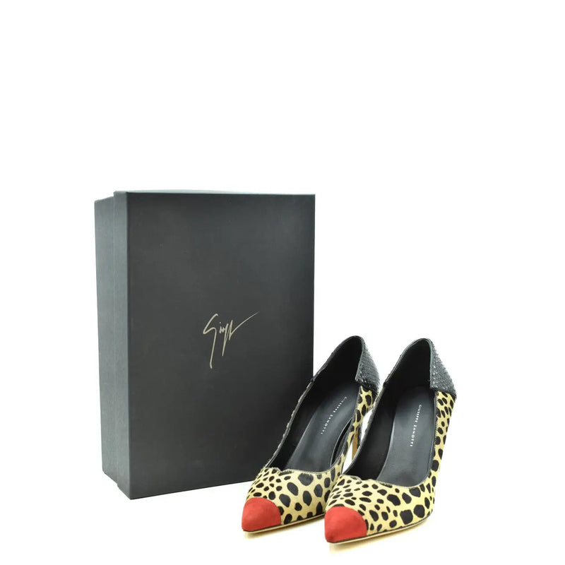 Giuseppe Zanotti Damenpumps aus Wildleder mit Leopardenmuster, roten Zehenkappen und glitzernden schwarzen Akzenten