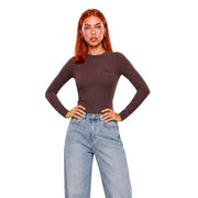 Ein schickes, geripptes, braunes Langarmshirt Guess Active Damen-T-Shirt aus Viskose mit dezentem Logo auf der Brust