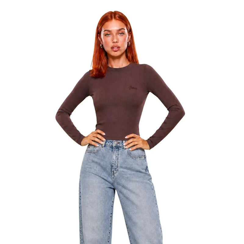 Ein schickes, geripptes, braunes Langarmshirt Guess Active Damen-T-Shirt aus Viskose mit dezentem Logo auf der Brust