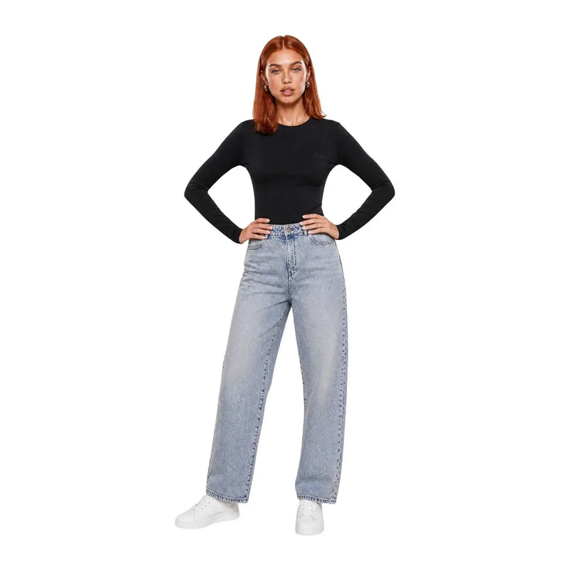 Hochgeschnittene, hellblaue Jeans mit geradem Bein, kombiniert mit Guess Active schwarzes langärmeliges Damen-T-Shirt aus Viskose