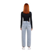 Hellblaue Jeans mit hohem Bund, weitem Bein und klassischen Gesäßtaschen, abgebildet neben Guess active schwarzes langärmeliges Damen-T-Shirt aus Viskose