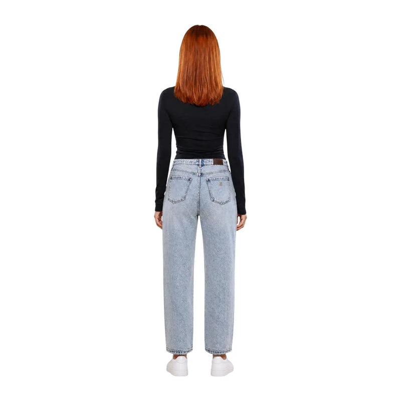Hellblaue Jeans mit hohem Bund, weitem Bein und klassischen Gesäßtaschen, abgebildet neben Guess active schwarzes langärmeliges Damen-T-Shirt aus Viskose