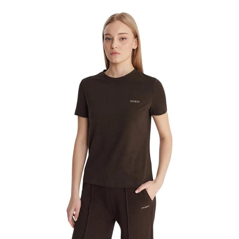 Ein elegantes Dunkelbraun Guess active Kurzarm-T-Shirt aus Baumwolle für Damen mit dezent gesticktem Logo und passender Hose