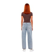 Hellblaue Jeans mit geradem Bein und klassischen Gesäßtaschen, von hinten gesehen