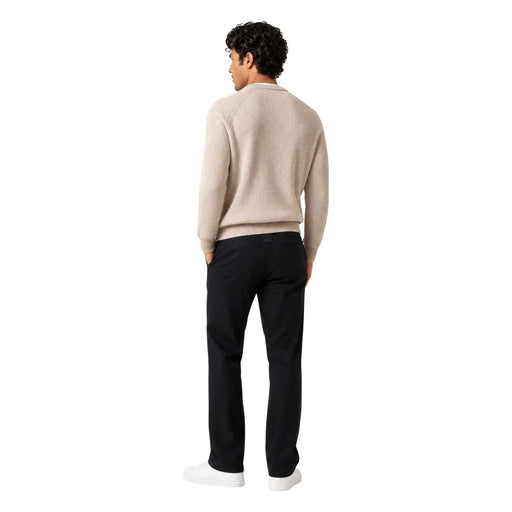 Beigefarbener Rippstrickpullover mit langen Ärmeln und Rundhalsausschnitt, kombiniert mit Guess Herrenhose aus schwarzem Baumwollstoff mit normalem Bein