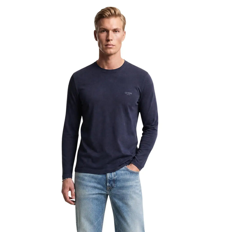 Marineblaues, schmal geschnittenes Langarmshirt aus Baumwolle mit Rundhalsausschnitt t-shirt mit dezenten Stickereien Guess Logo auf der linken Brust