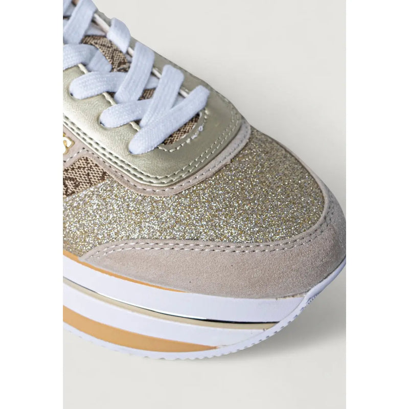 Guess Beigefarbene Damen-Sneaker aus Polyester zum Hineinschlüpfen mit goldenem Glitzer, hellgrauen Wildlederakzenten und weißen Schnürsenkeln für sportliche Anlässe
