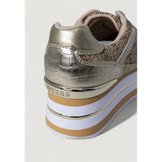 Guess Beigefarbene Damen-Sneaker aus goldfarbenem, krokodilgeprägtem Leder mit gemustertem Obermaterial und mehrlagiger Plateausohle