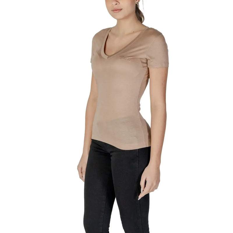 Guess Beigefarbenes Damen-T-Shirt aus Lyocell mit V-Ausschnitt und kurzen Ärmeln, dezenten Verzierungen im Brustbereich, Vorderansicht