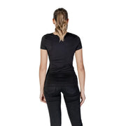 Guess Schwarzes Damen-T-Shirt aus Baumwolle mit Strasssteinen, Rundhalsausschnitt, kurzen Ärmeln und dezenter Naht am Rücken, von hinten gesehen.