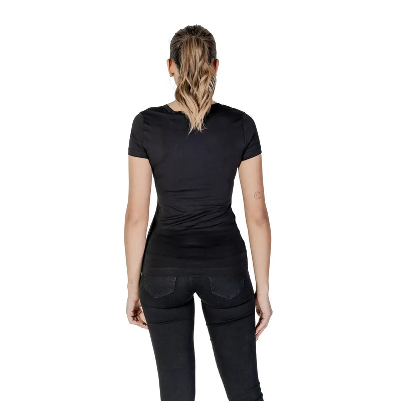 Guess Schwarzes Damen-T-Shirt aus Baumwolle mit Strasssteinen, Rundhalsausschnitt, kurzen Ärmeln und dezenter Naht am Rücken, von hinten gesehen.