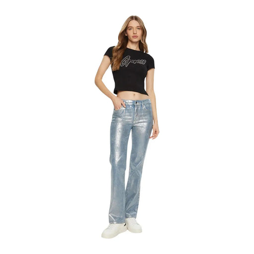 Hellblaue, metallisch schimmernde Schlagjeans mit dezentem, sich wiederholendem Muster, kombiniert mit guess Schwarzes Damen-T-Shirt aus gerippter Baumwolle mit Logo