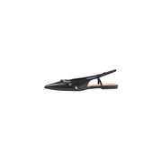 Guess Schwarze Slingback-Ballerinas aus Leder für Damen mit spitzer Zehenpartie und metallischen Verzierungen auf dem Vorderfuß.