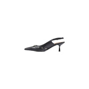 Guess Schwarze Damen-Slingback-Pumps aus Kunstleder mit spitzer Zehenpartie und silberfarbenen Metallverzierungen am Vorderfuß