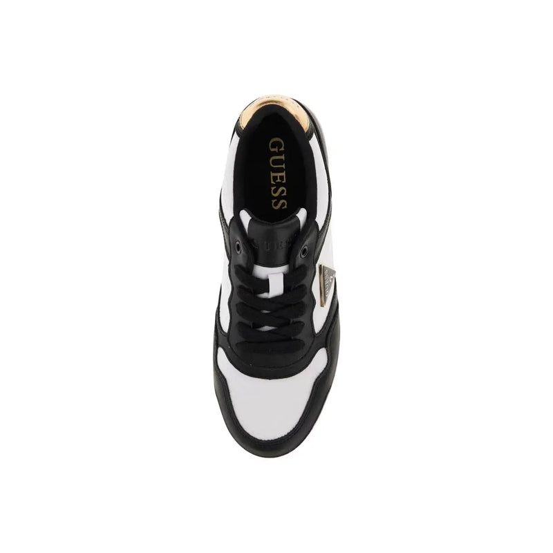 Schwarzweiß Guess Damen-Sneaker mit goldfarbenen Markenelementen aus Polyurethanmaterial