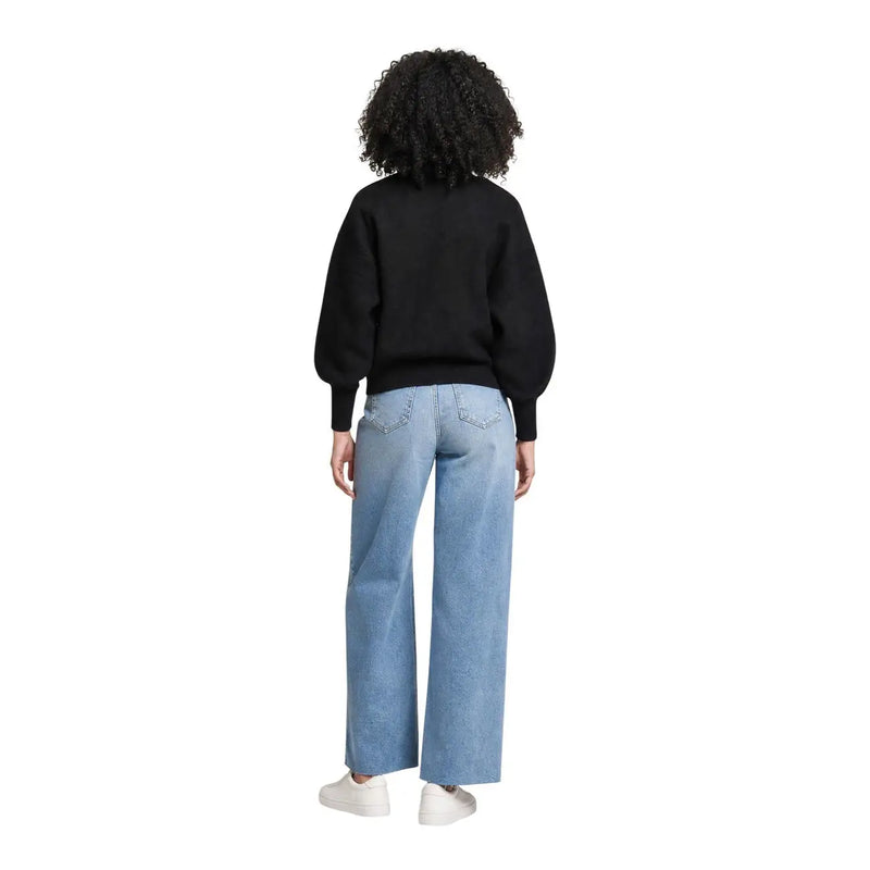 Guess Schwarzes Damen-Sweatshirt mit Logo, langen Ärmeln aus Viskosemischgewebe und Puffärmeln, kombiniert mit einer hellen, weit geschnittenen Jeans.