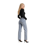Guess Schwarzer Damen-Strickpullover aus Viskose mit Rundhalsausschnitt, kombiniert mit hellen Jeans mit geradem Bein und Ziernähten.