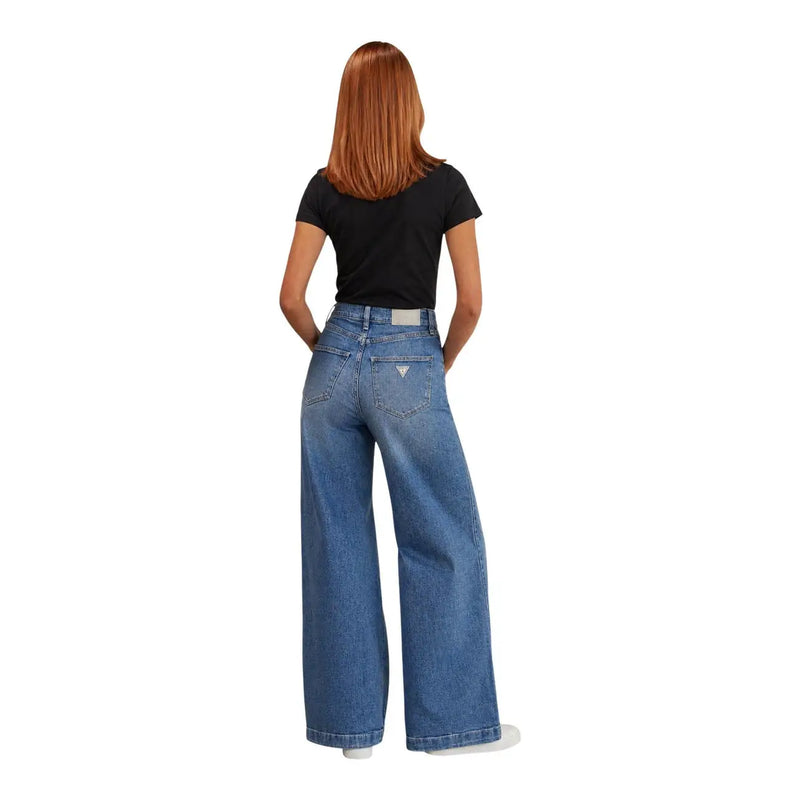 Blaue, weit geschnittene Hose aus Baumwollmischgewebe Guess Damenjeans mit klassischem Fünf-Taschen-Design und dezentem Logo auf der Gesäßtasche.