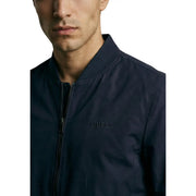 Guess Damenblazer aus blauem Polyester im Bomberjacken-Stil mit dunkelblauem Muster und dezentem, gesticktem Logo auf der Brust