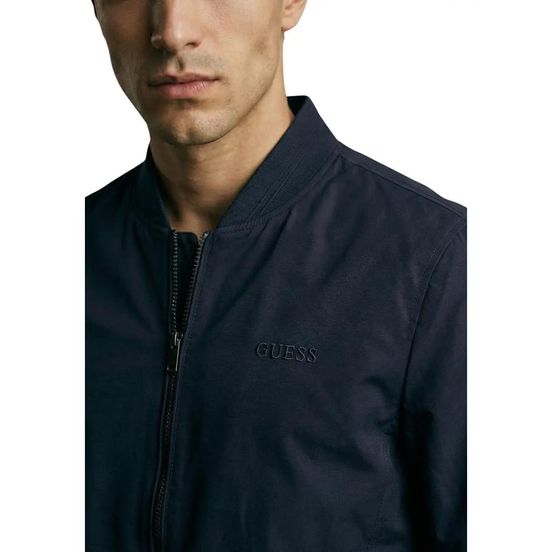 Guess Damenblazer aus blauem Polyester im Bomberjacken-Stil mit dunkelblauem Muster und dezentem, gesticktem Logo auf der Brust
