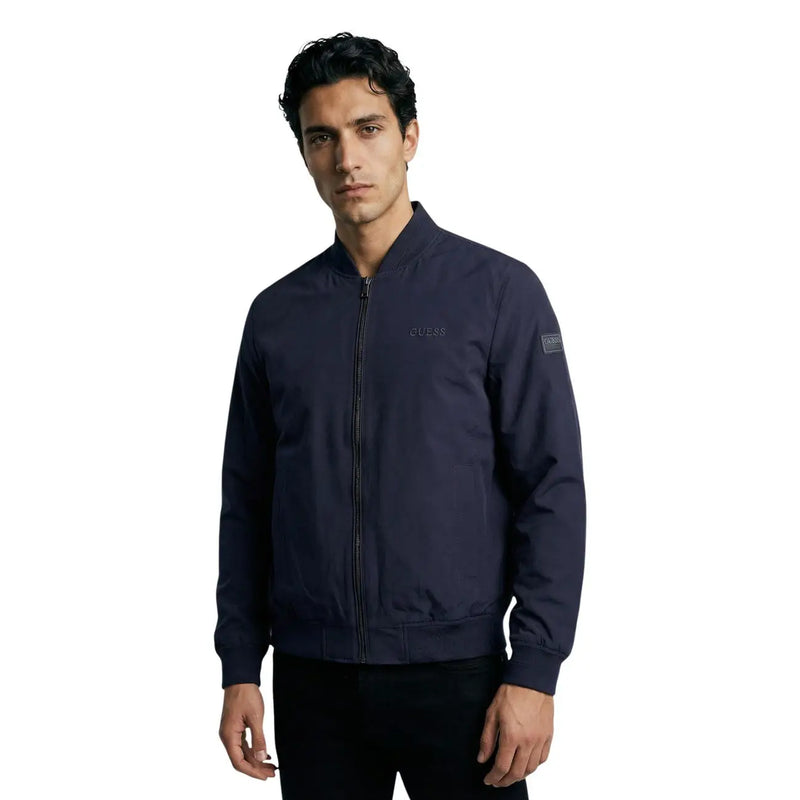 Marineblau Guess Damen-Bomberjacke aus Polyester mit dezentem, gesticktem Logo und Reißverschlusstaschen in einem eleganten Design