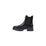 Guess Schwarzer Chelsea-Boot aus Polyurethanleder für Damen mit dicker, profilierter Sohle und goldfarbenem Logo-Emblem an der Seite