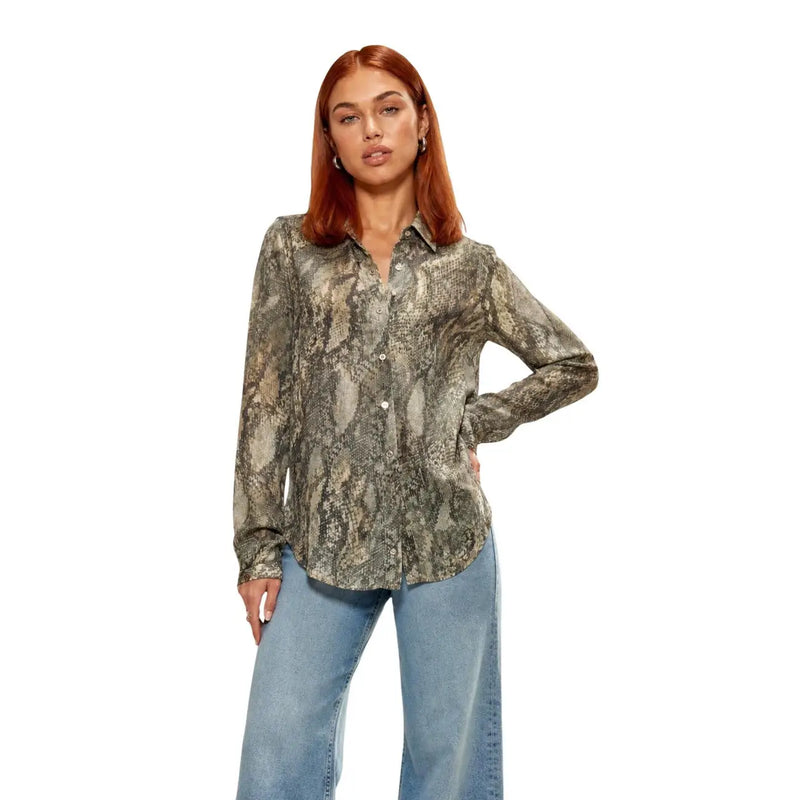 Guess Damenbluse aus braunem Polyester, klassisch langärmelig, mit detailliertem grau-braunem Schlangenmuster auf leichtem Stoff