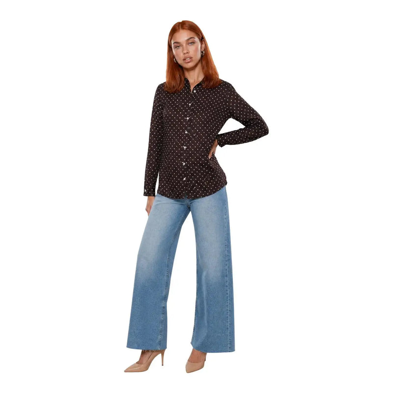 Guess Braune Damenbluse aus Polyester mit klassischen langen Ärmeln, kombiniert mit einem schwarzen, geknöpften Hemd mit weißen Punkten.