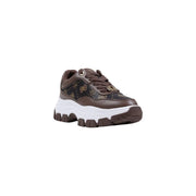 Guess Braune Damen-Sneaker aus Polyurethan mit klobiger Plateausohle, schwarzen Akzenten und goldenem Logo – perfekt für den Herbst.