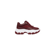 Guess Braune Damen-Sneaker aus Polyurethan mit bordeauxroter und weißer, klobiger Sohle und strukturiertem Obermaterial – ideal für den Herbst.