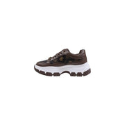 Guess Braune Damen-Sneaker aus Polyurethan mit klobiger weißer Sohle und gemustertem Obermaterial mit goldenen Logos – perfekt für den Herbst.